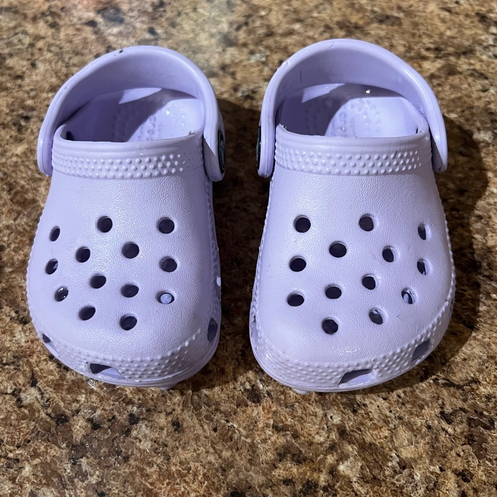 Light purple infant crocs size c4 fit my daughter around 1 year old barely worn